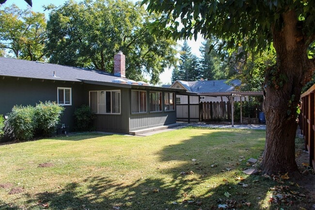 Building Photo - 3 Bedroom, 2 Bathroom Home in Chico with L...