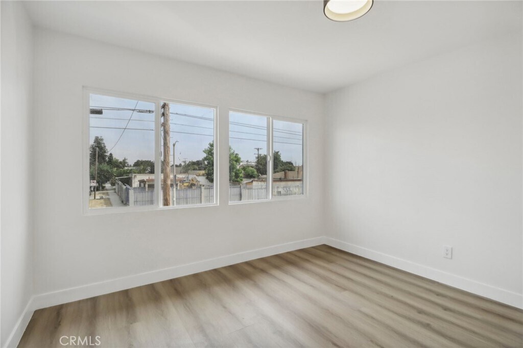 Building Photo - 1226 W Vernon Ave