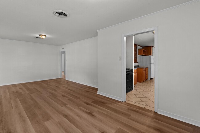 Building Photo - 826 Martha Ln