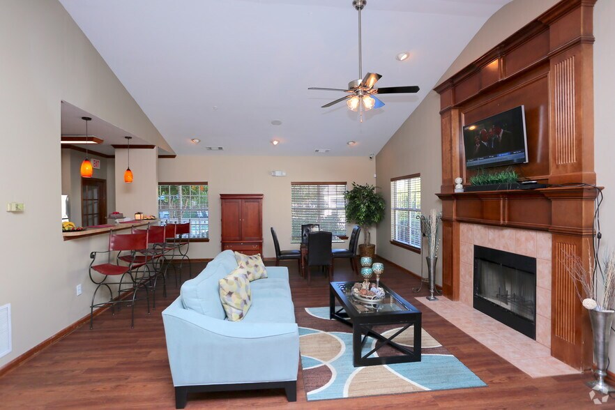 Interior Photo - Alessia Gardens