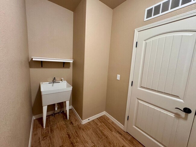 Building Photo - Gorgeous 4 Bedroom Townhome in Briargate