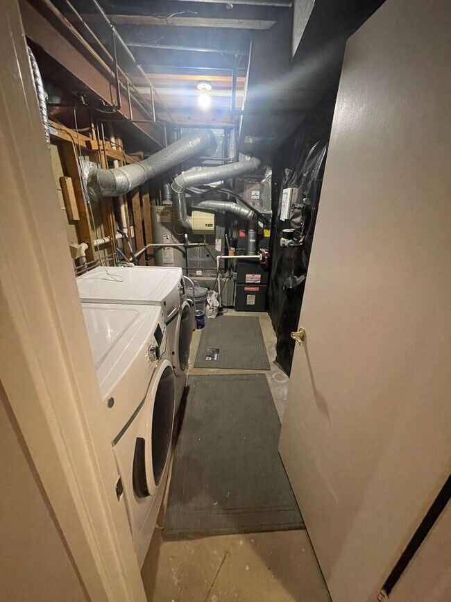 Building Photo - Newly Renovated 3 Level Townhome!