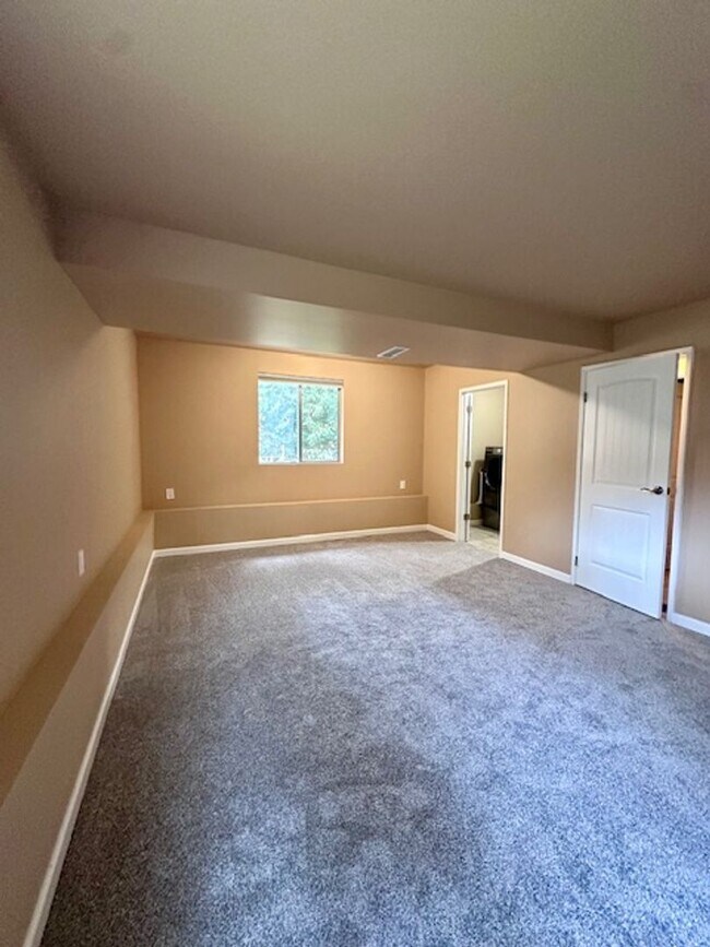 Building Photo - 4 bedroom home - Fenced backyard
