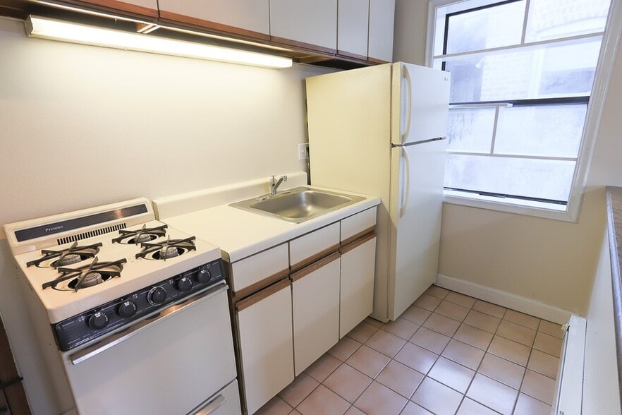 Building Photo - 823 W Newport Ave