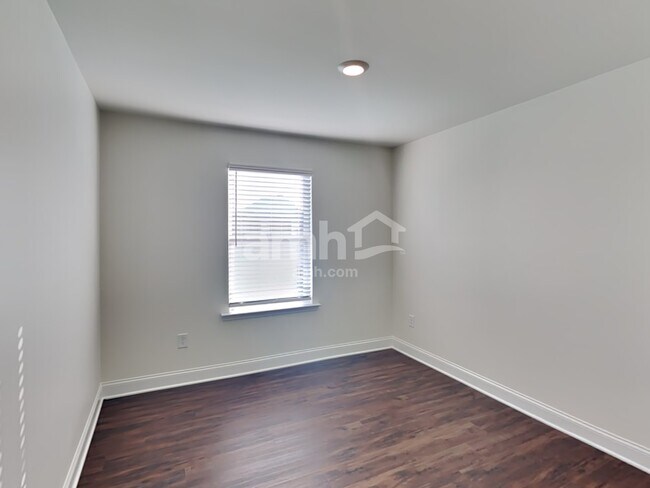 Building Photo - 800 Headland Wy