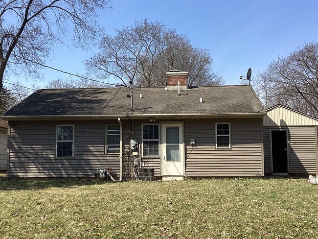 Building Photo - 2 Bedroom Single Family Home