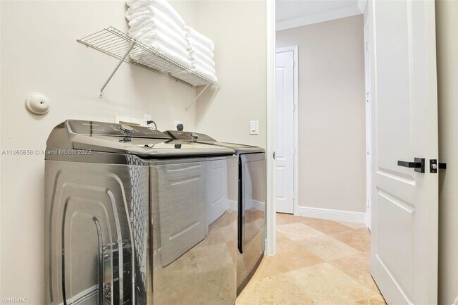Building Photo - 3 br, 2.5 bath House - 1380 NE 24th St # 1380