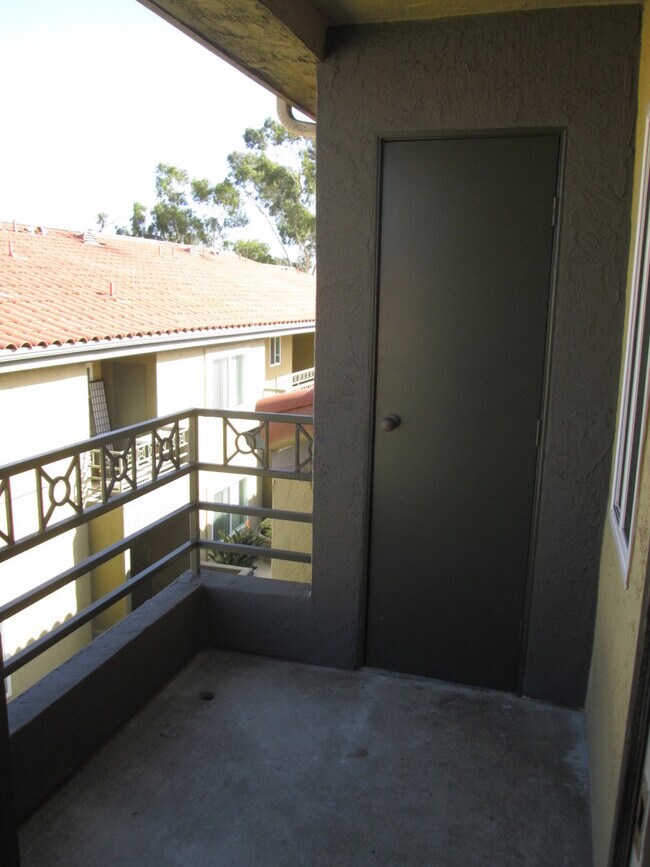 Building Photo - Upper 1 Bedroom Unit Located in Verano Com...