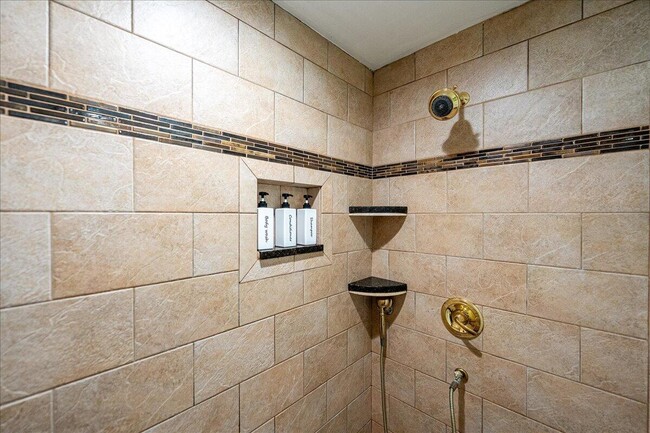 Building Photo - 1326 SW Bartell Ave