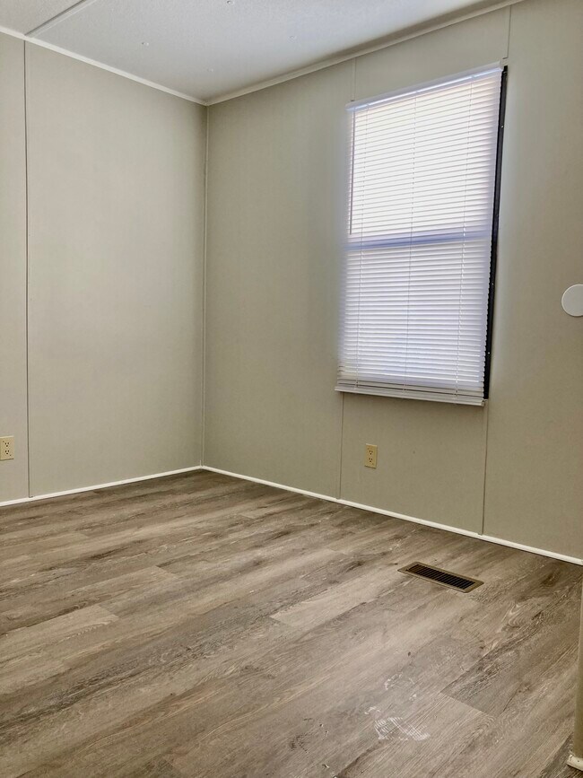 Building Photo - 870 Tower Rd SE