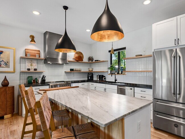 Building Photo - Creek Side *Unfurnished