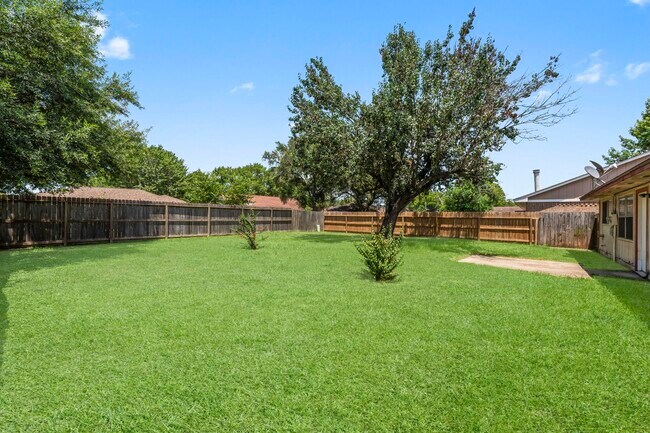 Building Photo - 16734 Summer Dew Ln