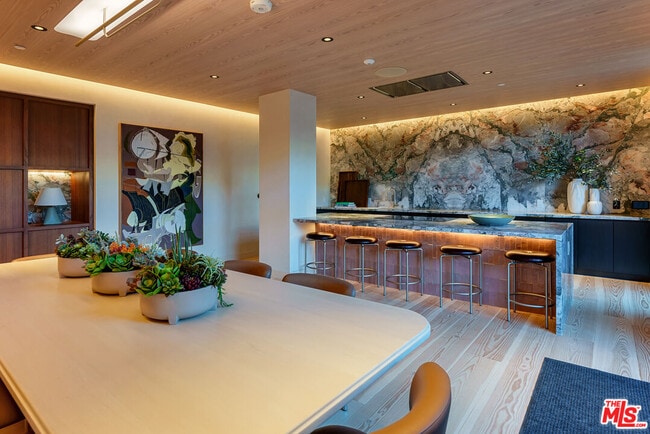 Building Photo - 700 Broadway