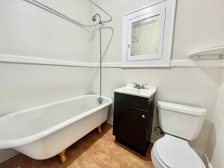 Building Photo - 914 E Fir St