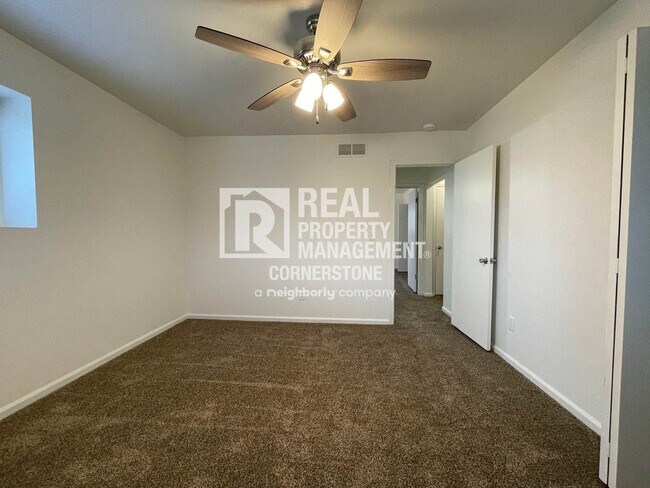 Building Photo - Updated & Inviting 2-Bedroom Townhome in Q...