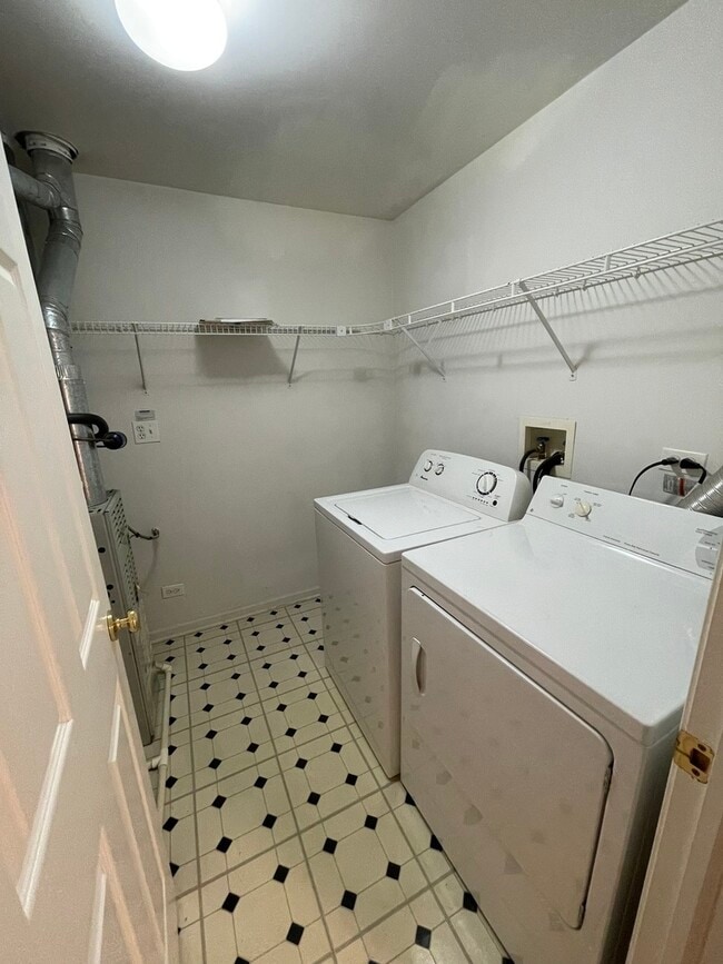 Building Photo - 1465 N Waterbury Cir