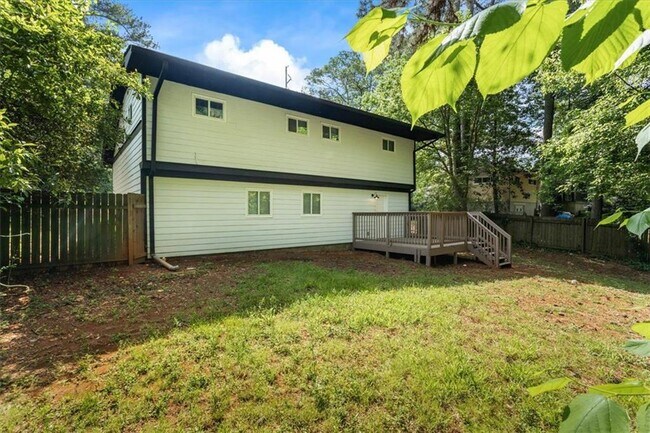 Building Photo - 2223 Columbia Dr