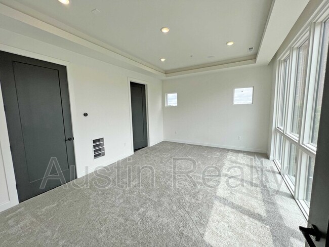 Building Photo - 4201 W Pine Blvd