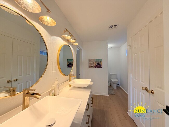 Building Photo - Stunning 3 Bedroom Home in Gulf Breeze with stand out accents!