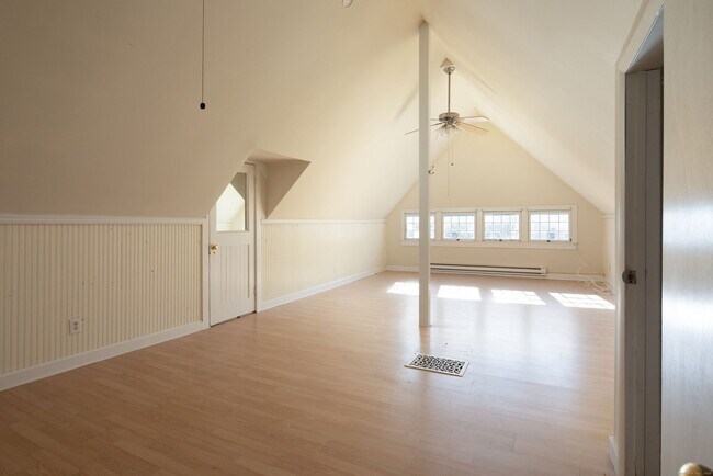 Building Photo - 362 Lime Rock Rd