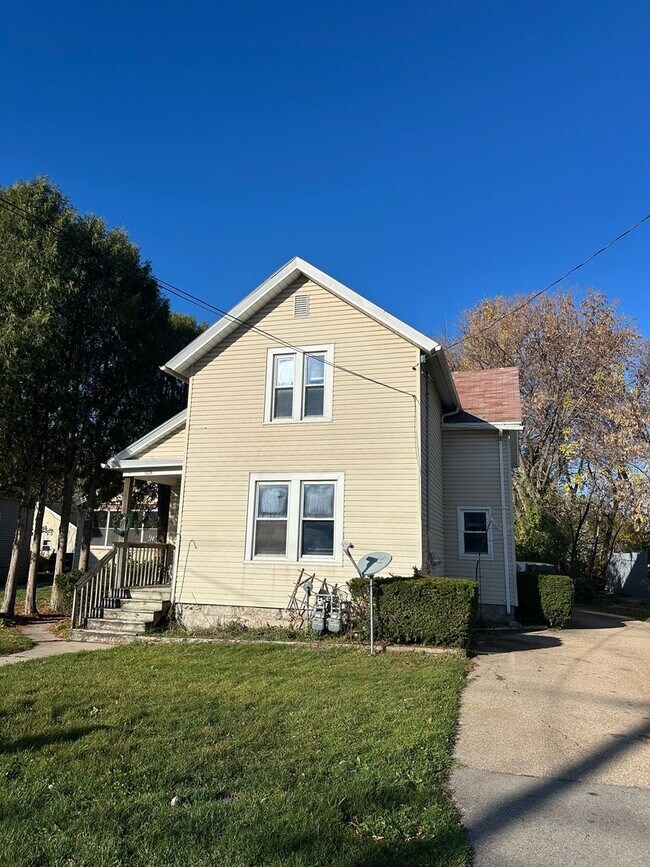 Building Photo - 1028 Ceape Ave