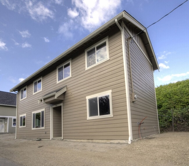 Building Photo - Pre-leasing NOW! 6 Bedroom, 3 Bath Home!