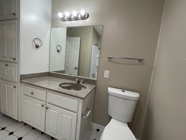 Building Photo - AVAILABLE NOW 3 BEDROOM 2 BATH HOME IN BUR...