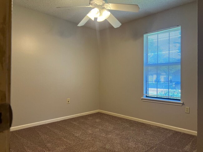 Building Photo - 1609 Rushing Cir