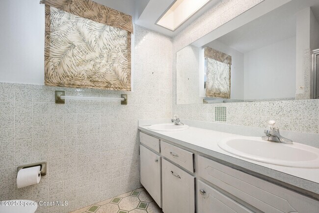 Building Photo - 419 St Georges Ct