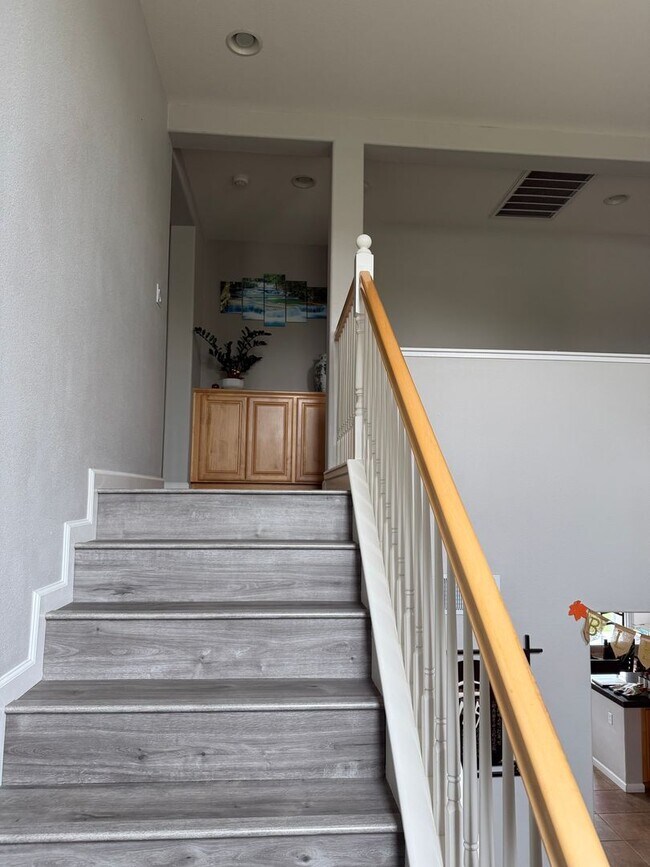 Building Photo - Gorgous 4 bedroom, 3 full bath home with pool