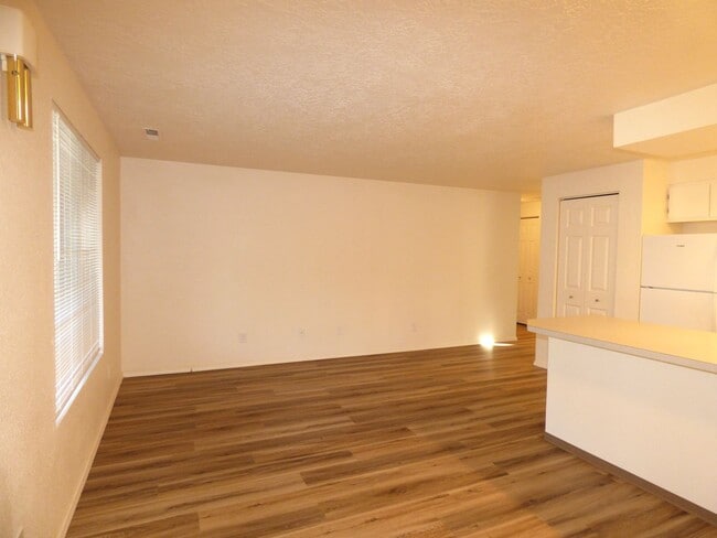 Building Photo - Rent Special: 1/2 Off March's Rent - Ground Level 2 Bed 1 Bath W/ Air Conditioning