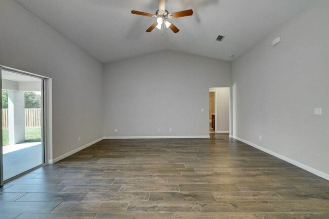 Building Photo - 444 SW Log Dr