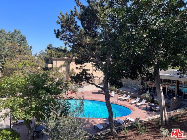 Building Photo - 6752 Hillpark Dr