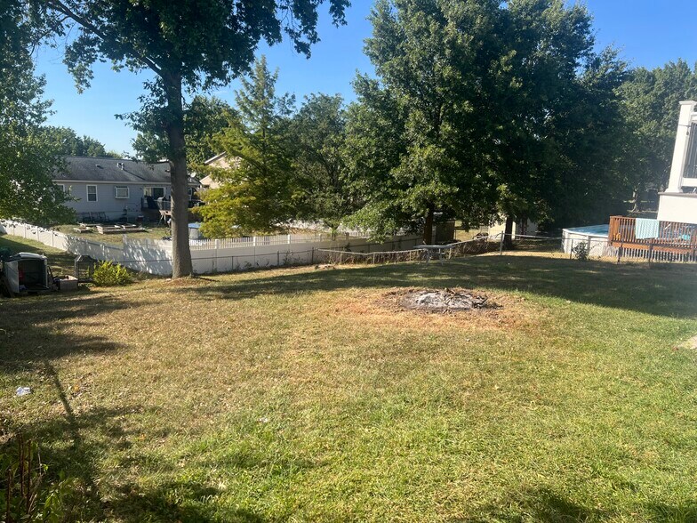 Building Photo - 563 Summit Hills Dr