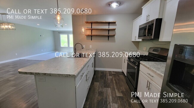 Building Photo - Modern Townhome | LVP | Office/Entertainment