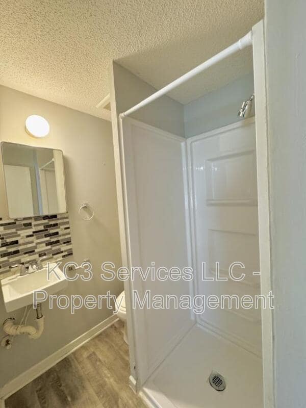 Building Photo - 6131 NE Vivion Rd