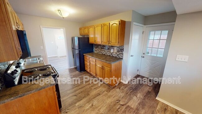 Building Photo - 217 Whispering Dr