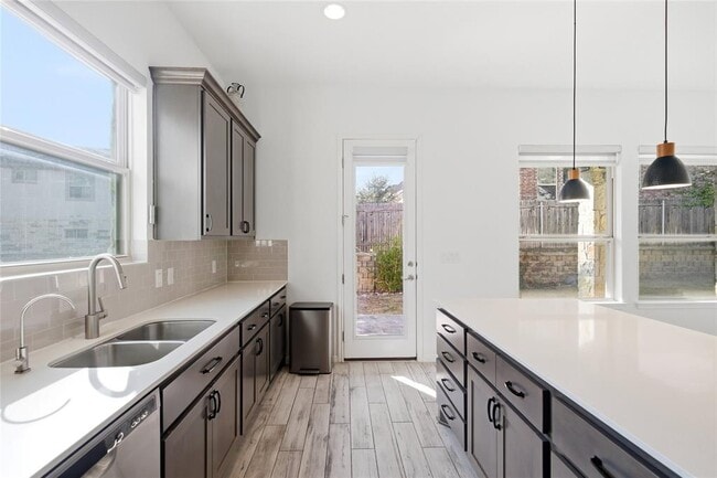 Building Photo - 607 Achilles St