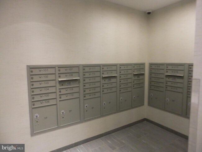 Building Photo - 1640 Oakwood Dr