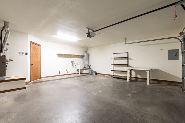 garage - 2365 Saturn Cir