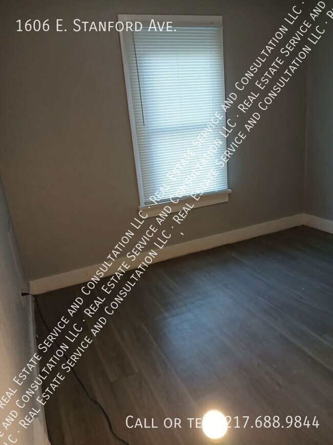 Building Photo - 1606 E Stanford Ave