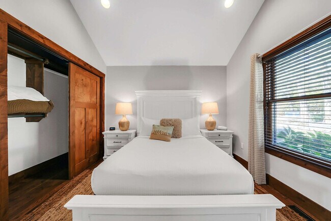 Building Photo - 201 Shady Ozark Ln