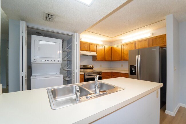 Building Photo - 23 Catalonia Ct