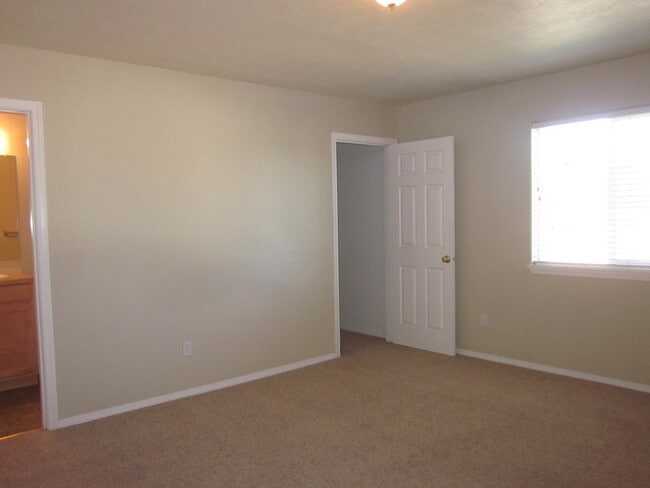 Building Photo - 3 Bedroom / 2.5 Bathroom Townhouse in SW Redmond's Reindeer Heights