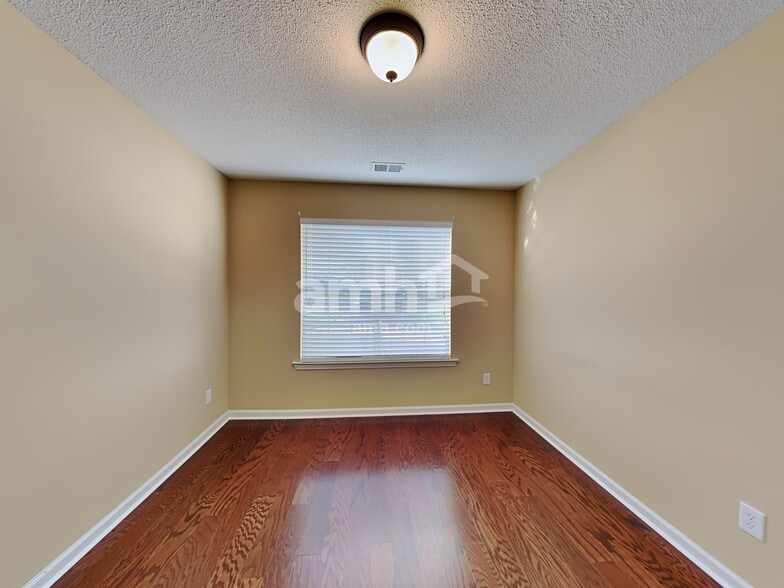 Building Photo - 3233 Peachtree Dr