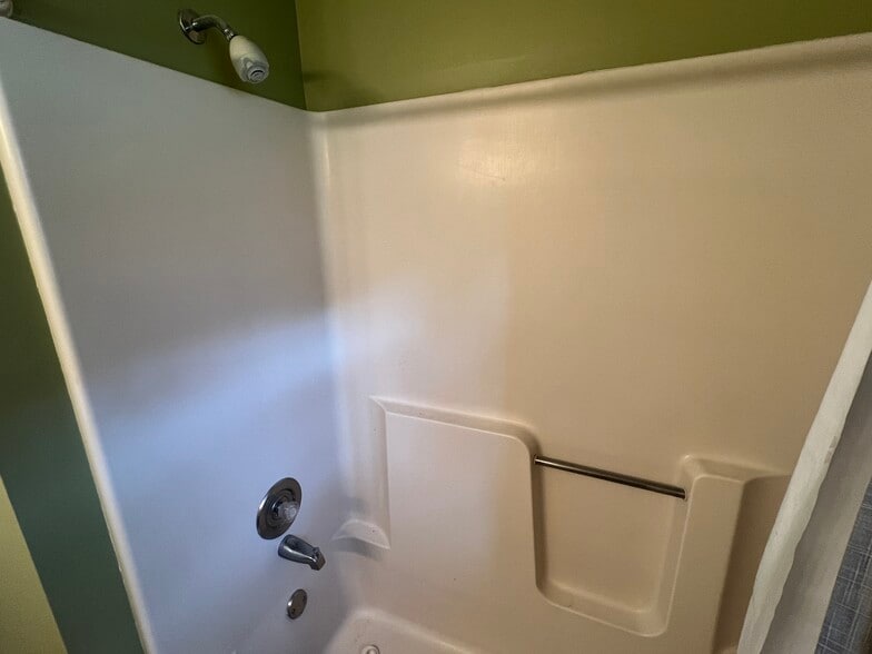 Building Photo - 607 James St NE