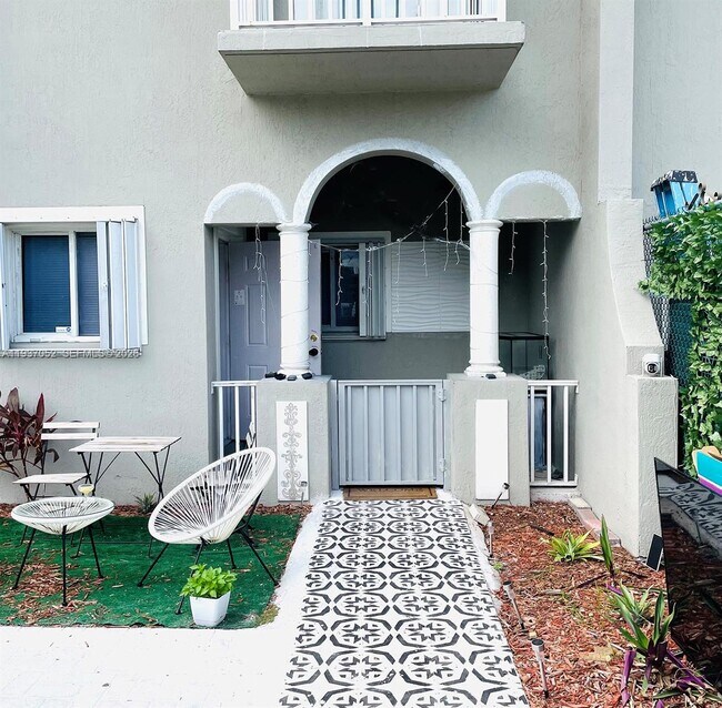 Building Photo - 1102 NW 26th St