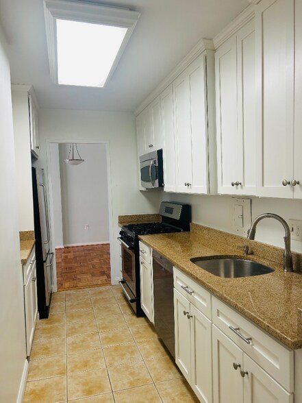 Building Photo - 4000 Tunlaw Rd NW