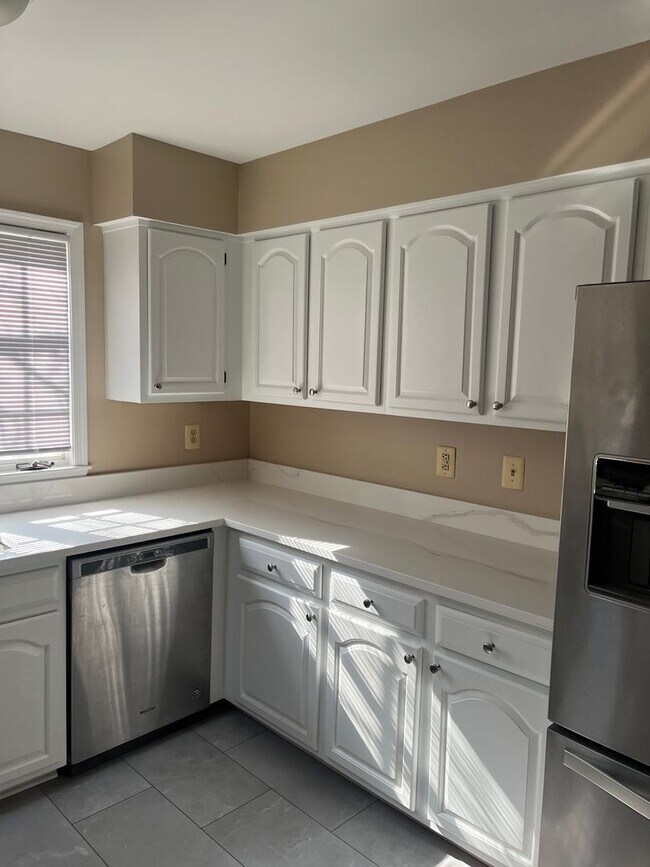 Building Photo - Linden Hill's House with Garage