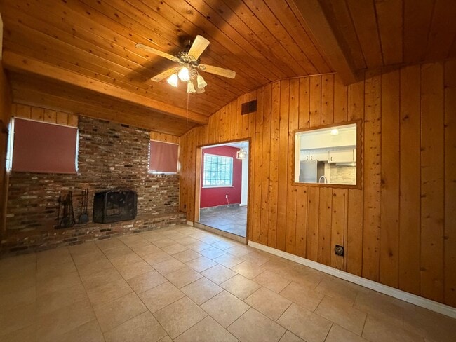 Building Photo - 3 Bedroom 2 Bathroom House on Corner Lot with 2 Car Garage Locate din Irwin Estates